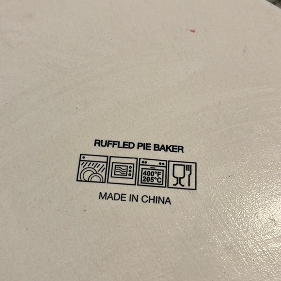 Ruffled pottery, glazed pie plate/dish - Picture 4 of 4